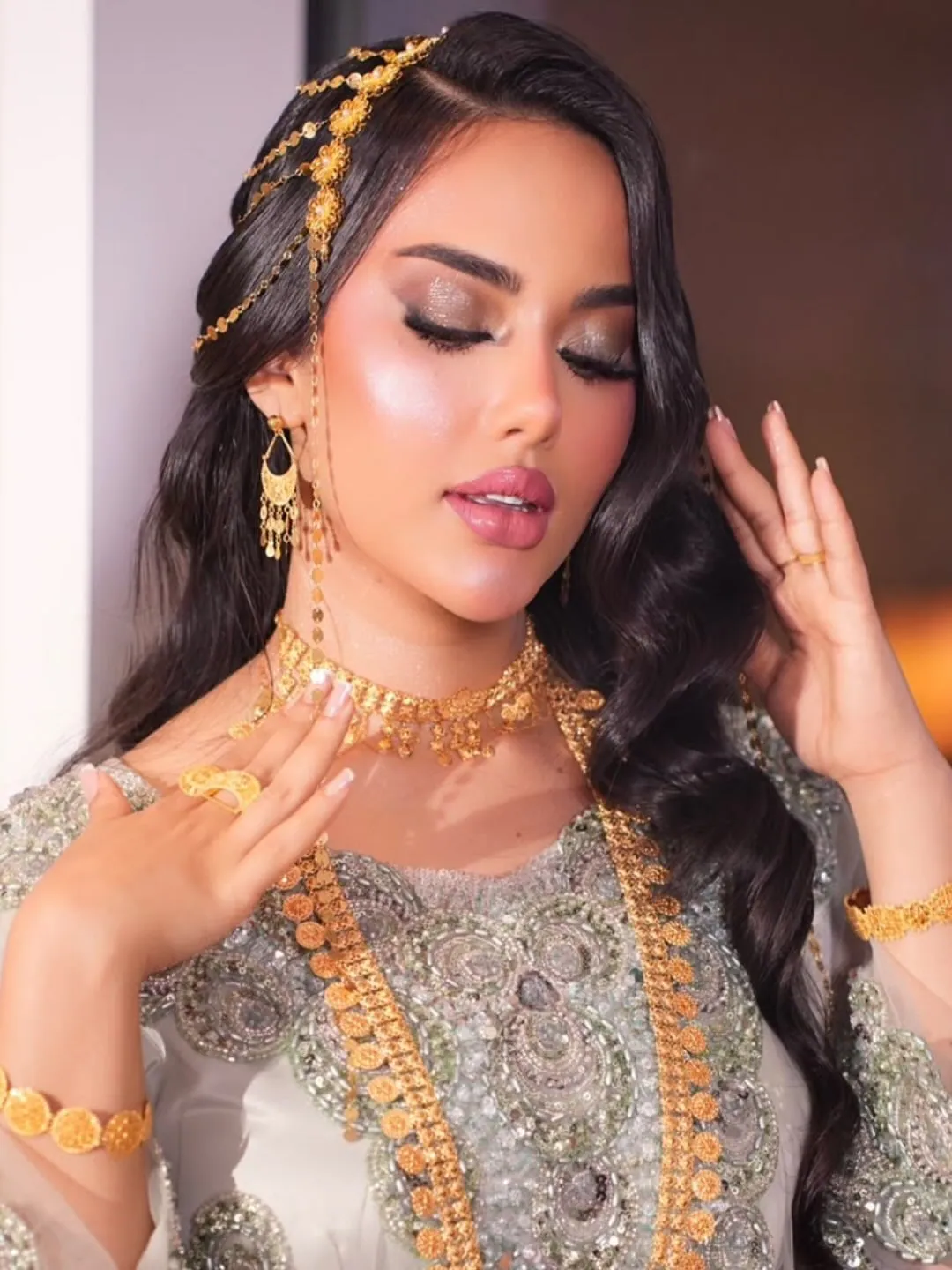عروس تلمس قرطها الذهبي