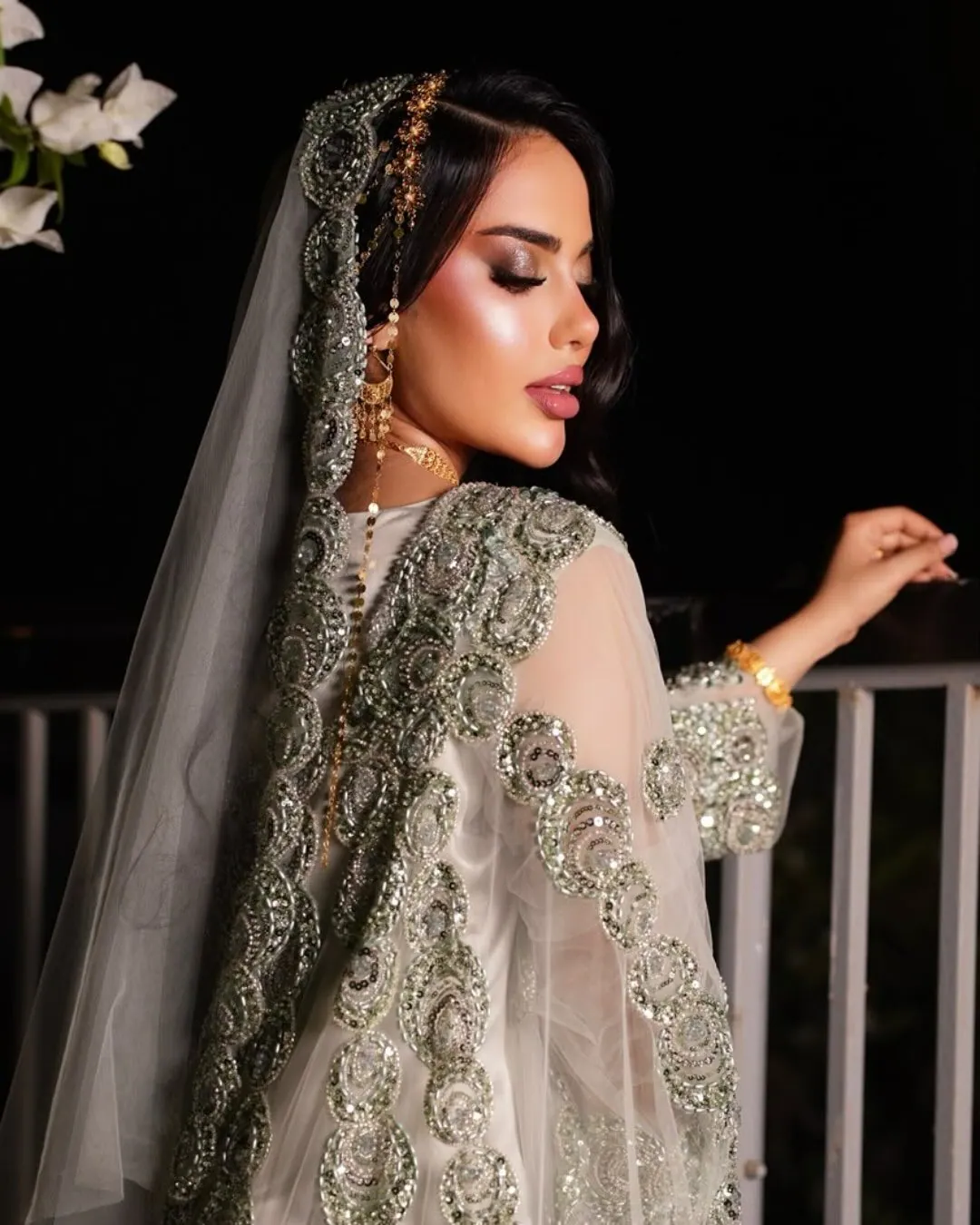 عروس بطرحة مطرزة بالفضة في جلسة ليلية
