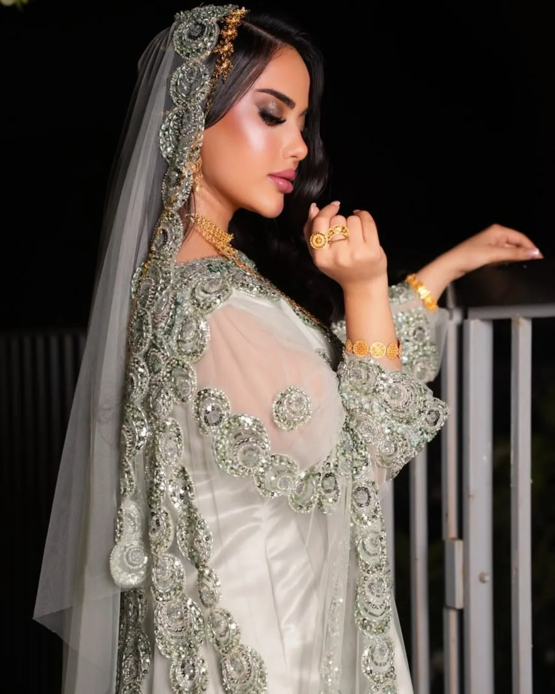 عروس بطرحة مطرزة في جلسة ليلية